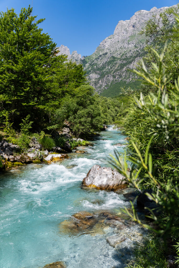 Türkiser Valbona Fluss in Albanien