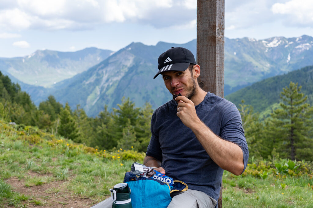 Snackpause auf dem Peaks of the Balkans Trail