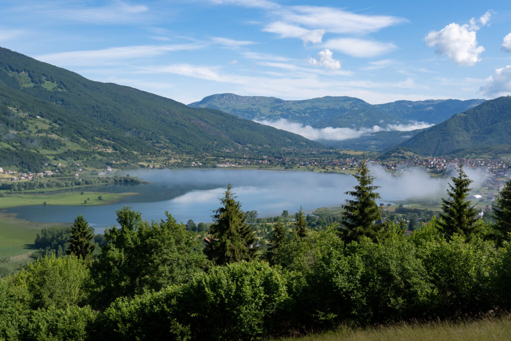 Blick auf den Plav See in Montenegro