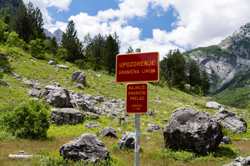 Grenzschild am Peaks of the Balkans Trail