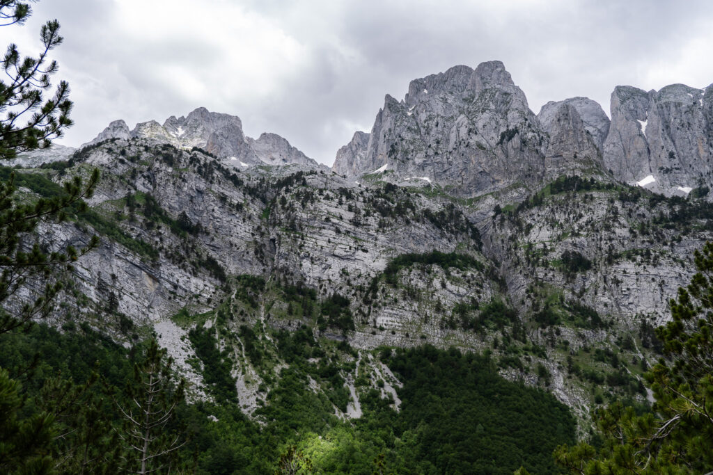 Blick auf die nebenverhangenen Albanischen Alpen