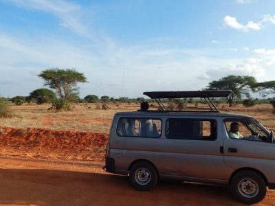 Safari Van im Tsavo East Nationalpark, Kenia